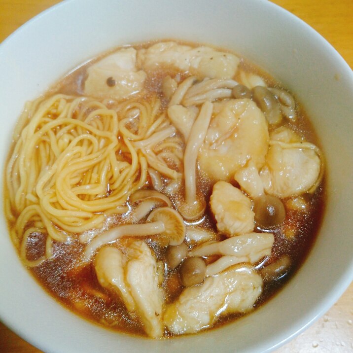 ガーリックチキンとしめじの醤油ラーメン